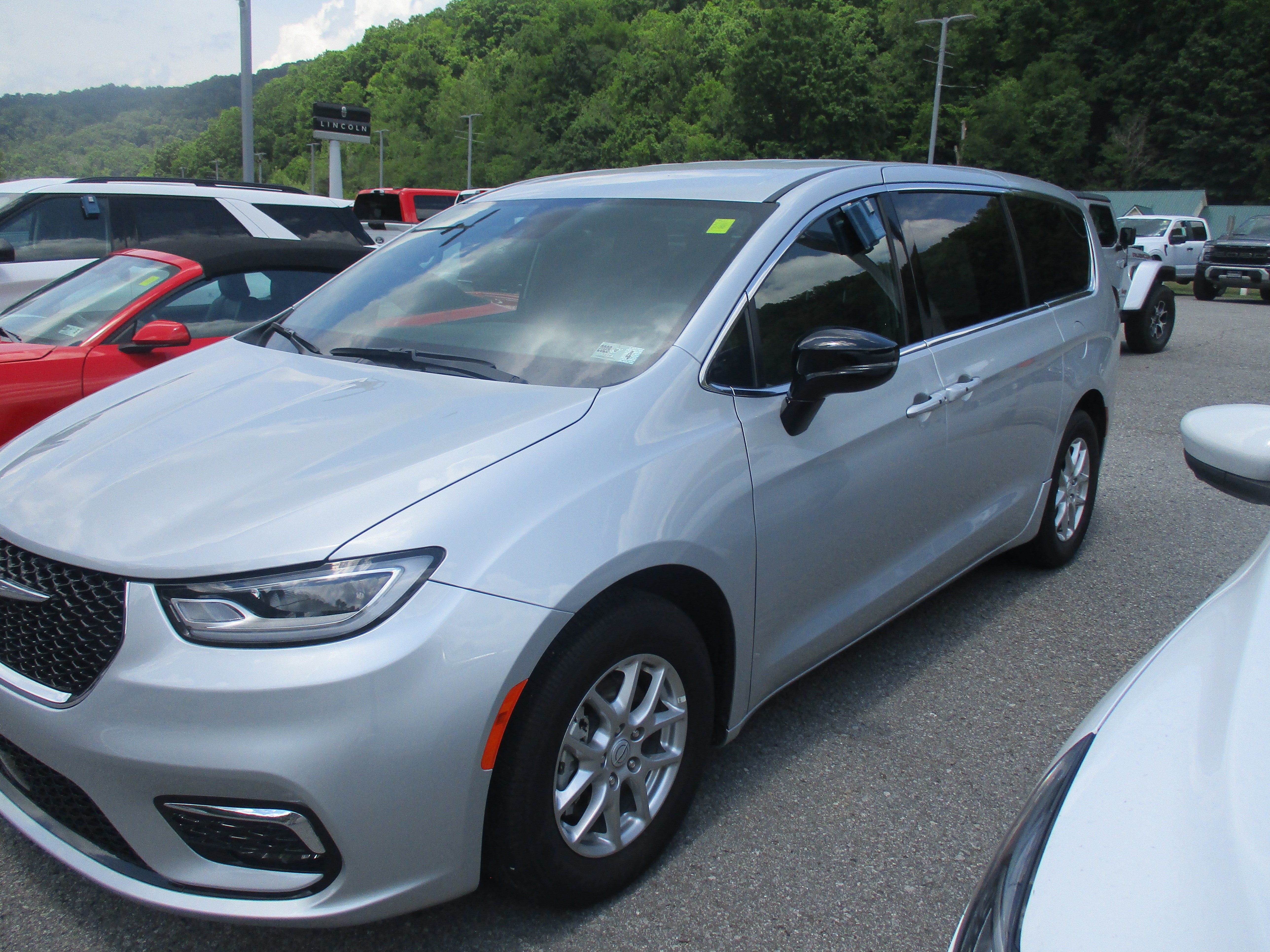 Used 2026 Chrysler Pacifica Select FWD image 7