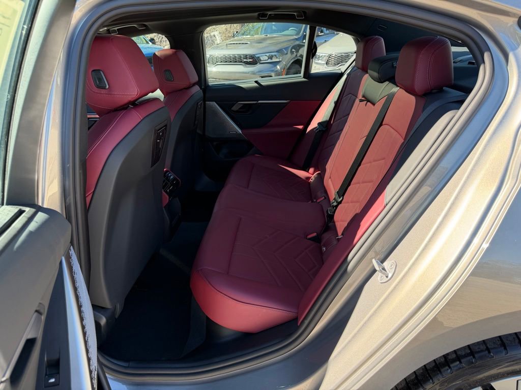 Used 2025 BMW 540i xDrive image 28