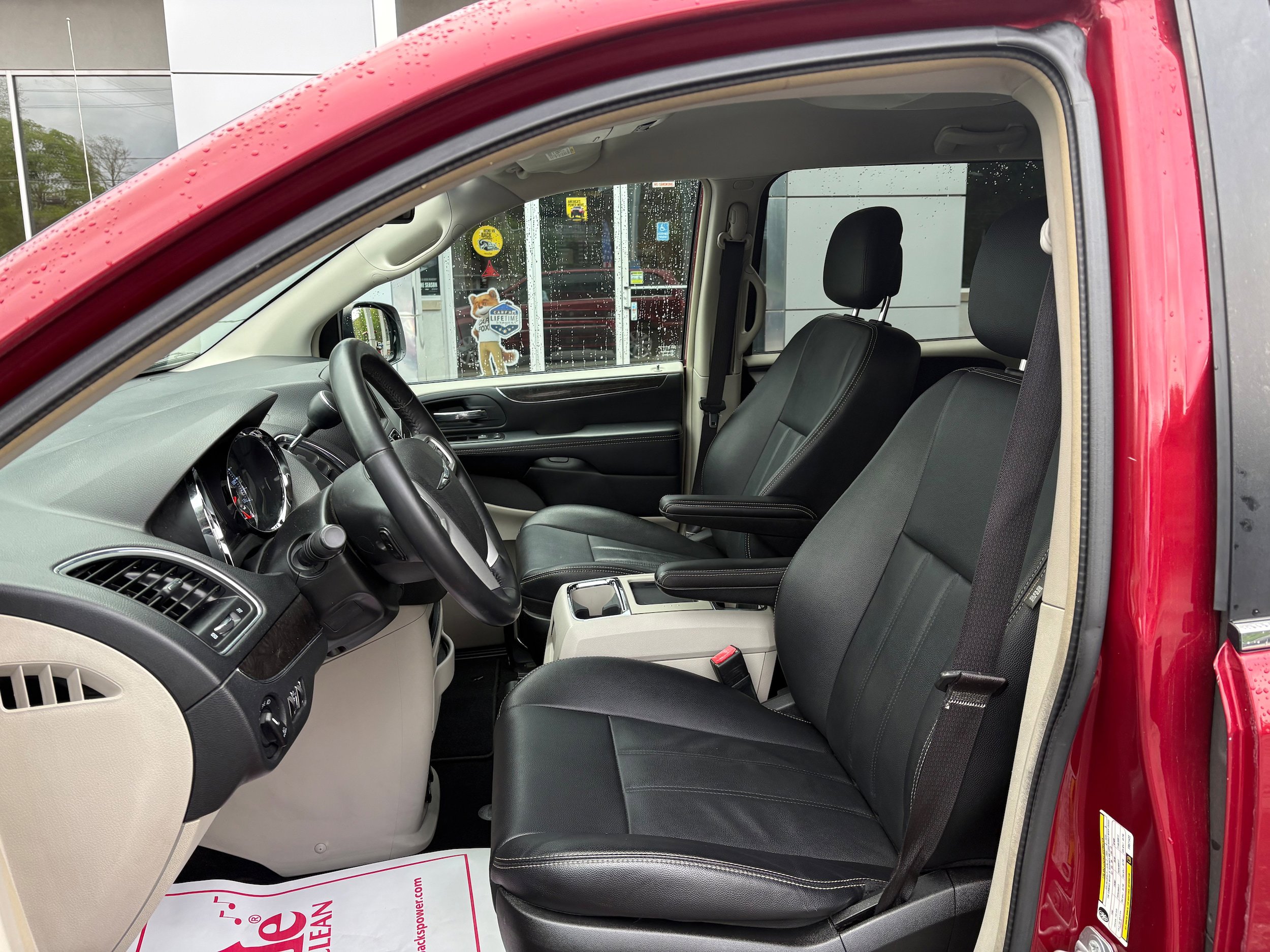 Used 2015 Chrysler Town & Country Touring FWD image 15