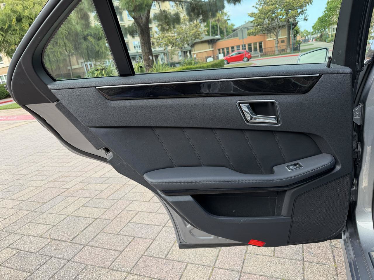 Used 2010 Mercedes-Benz E 550 Sedan image 38