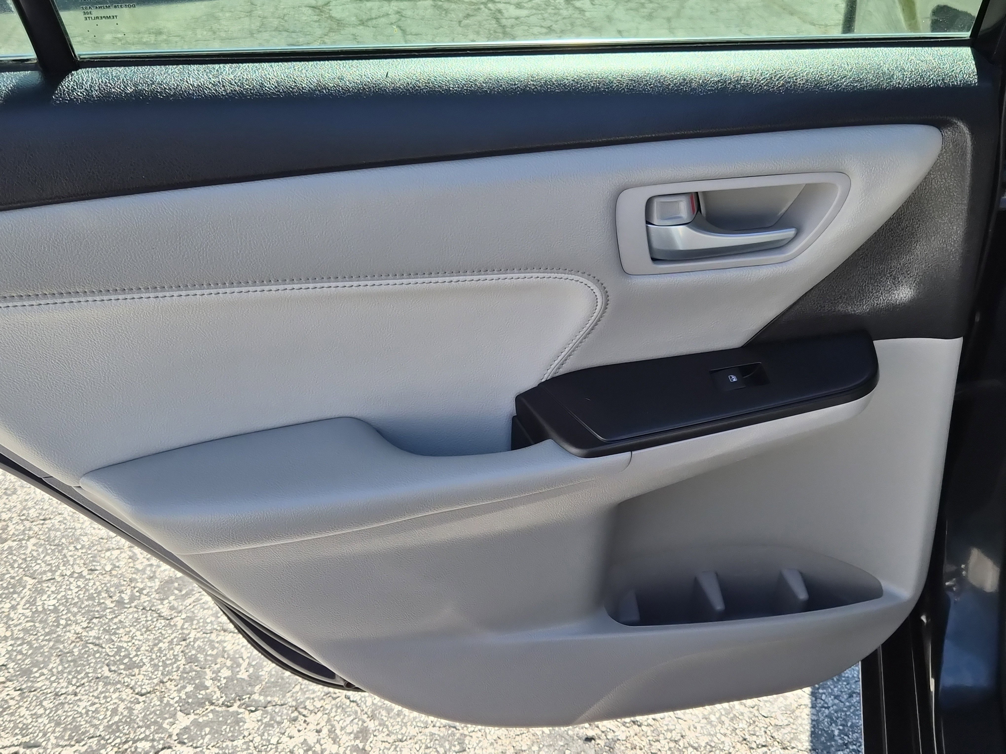 Used 2016 Toyota Camry XLE w/ Moonroof Package image 16