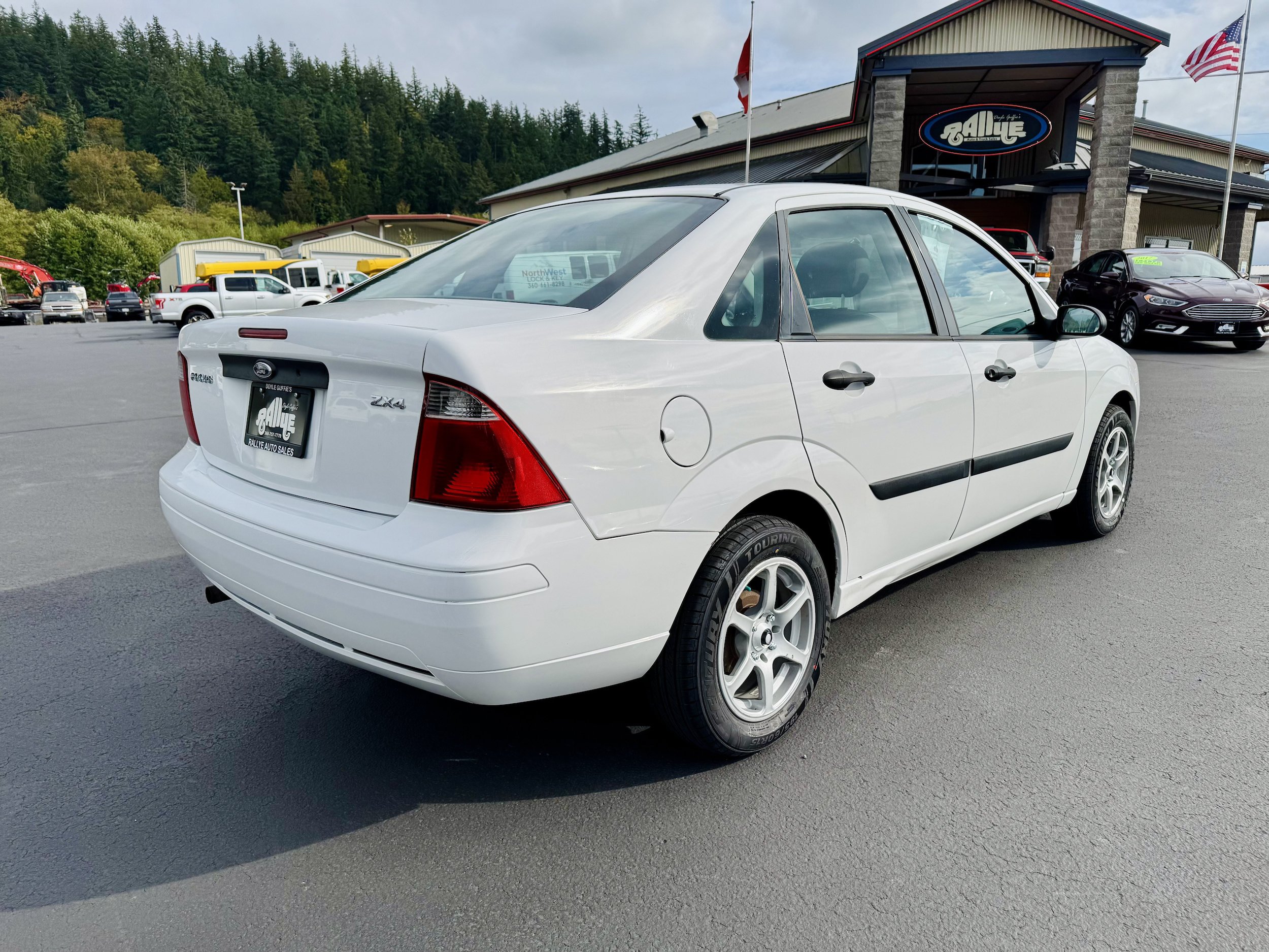 Used 2005 Ford Focus ZX4 Sedan FWD image 4