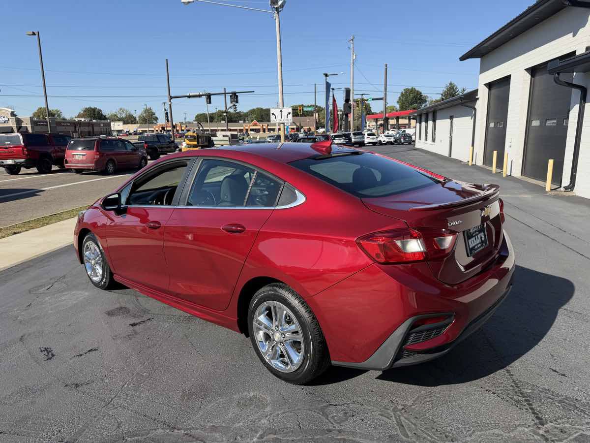 Used 2018 Chevrolet Cruze LT w/ Convenience Package FWD image 3