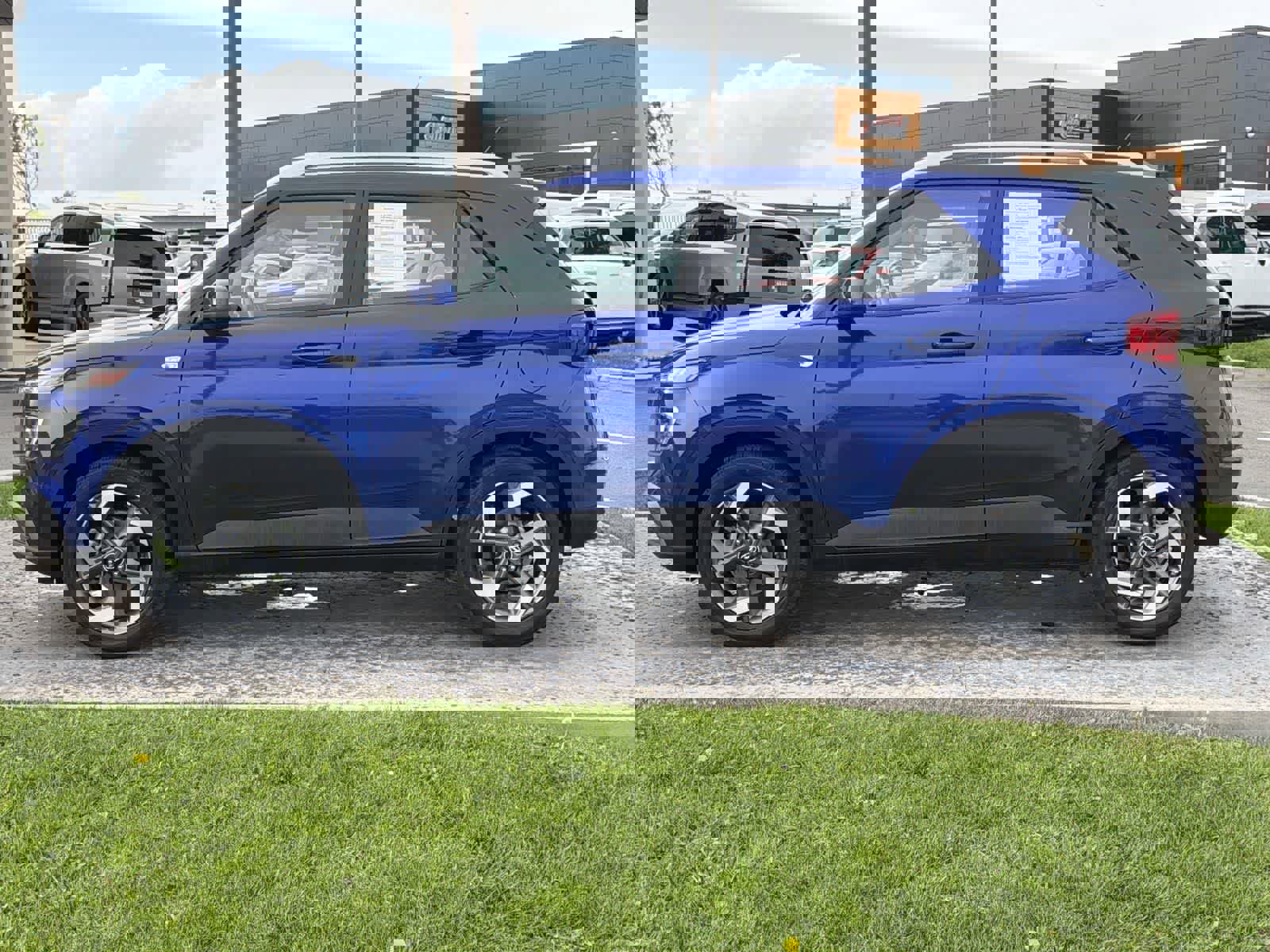 Used 2023 Hyundai Venue SEL w/ Cargo Package image 3