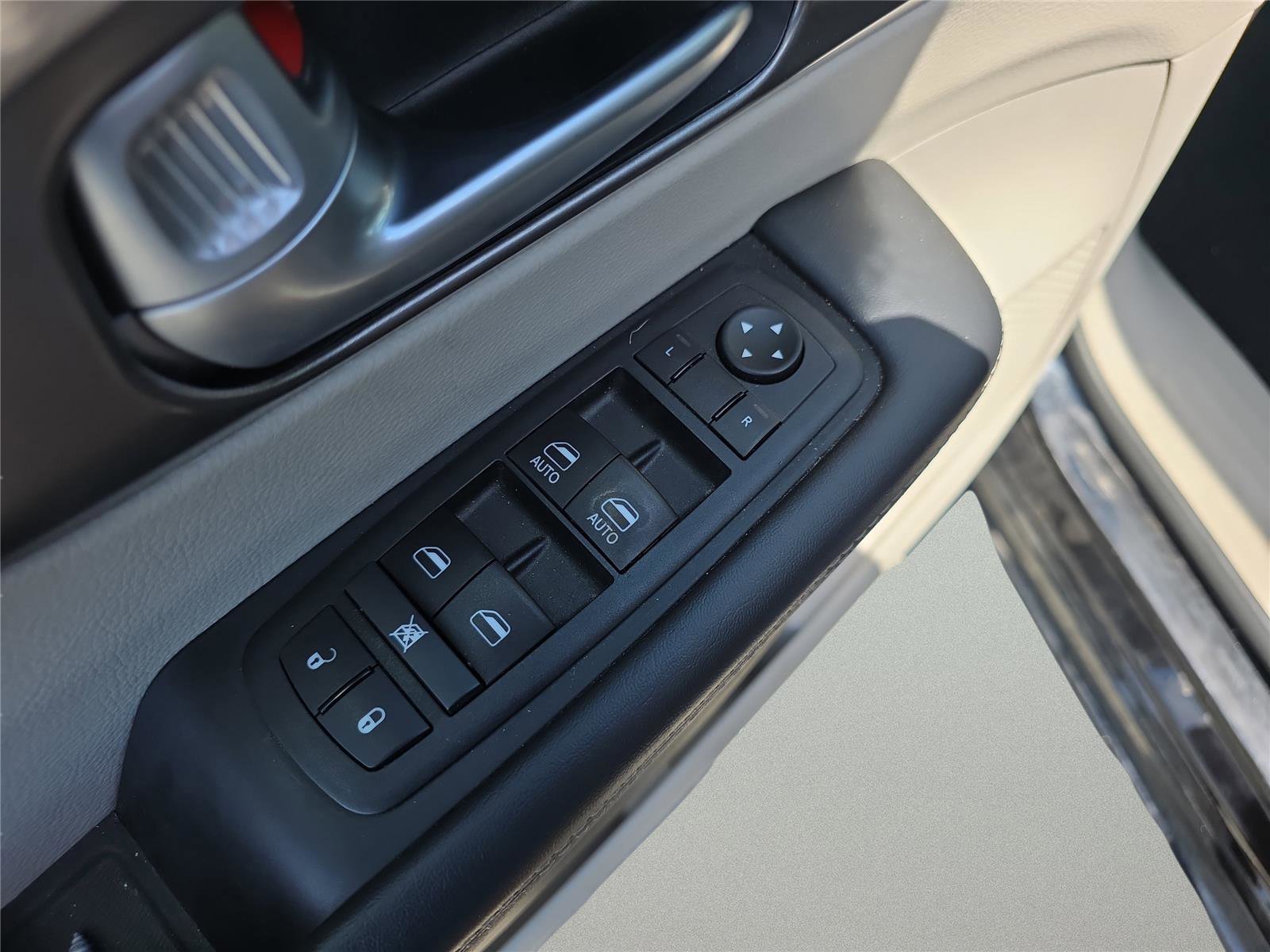 Used 2024 Chrysler Pacifica Select image 21