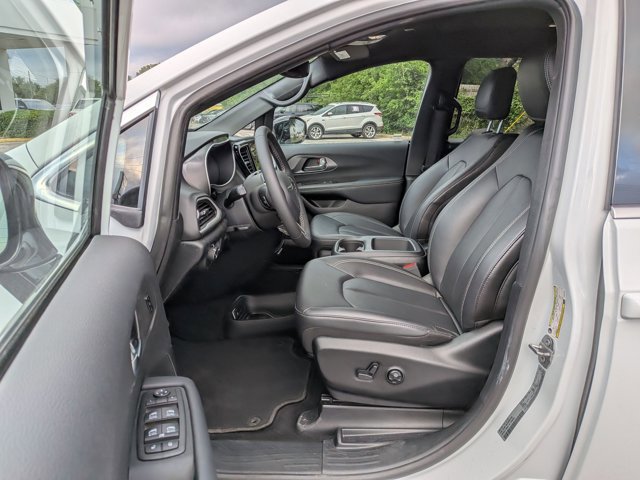 Used 2025 Chrysler Pacifica Select image 17