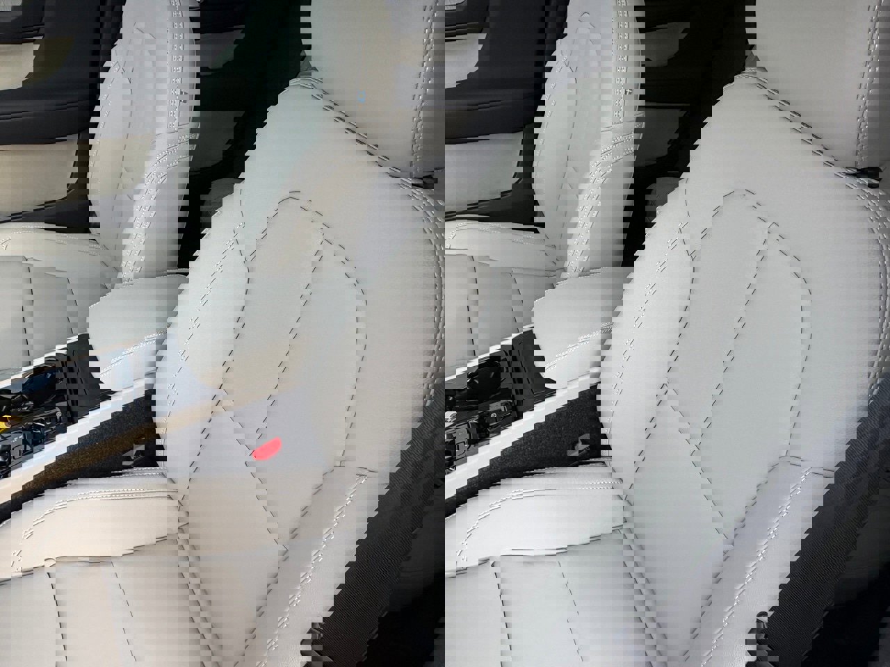 New 2026 Volvo XC40 B5 Ultra w/ Protection Package Premier image 17