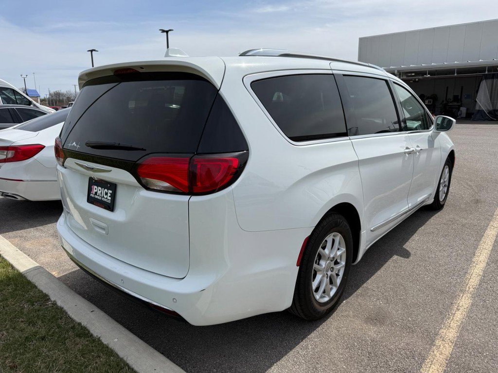 Used 2020 Chrysler Pacifica Touring-L image 5