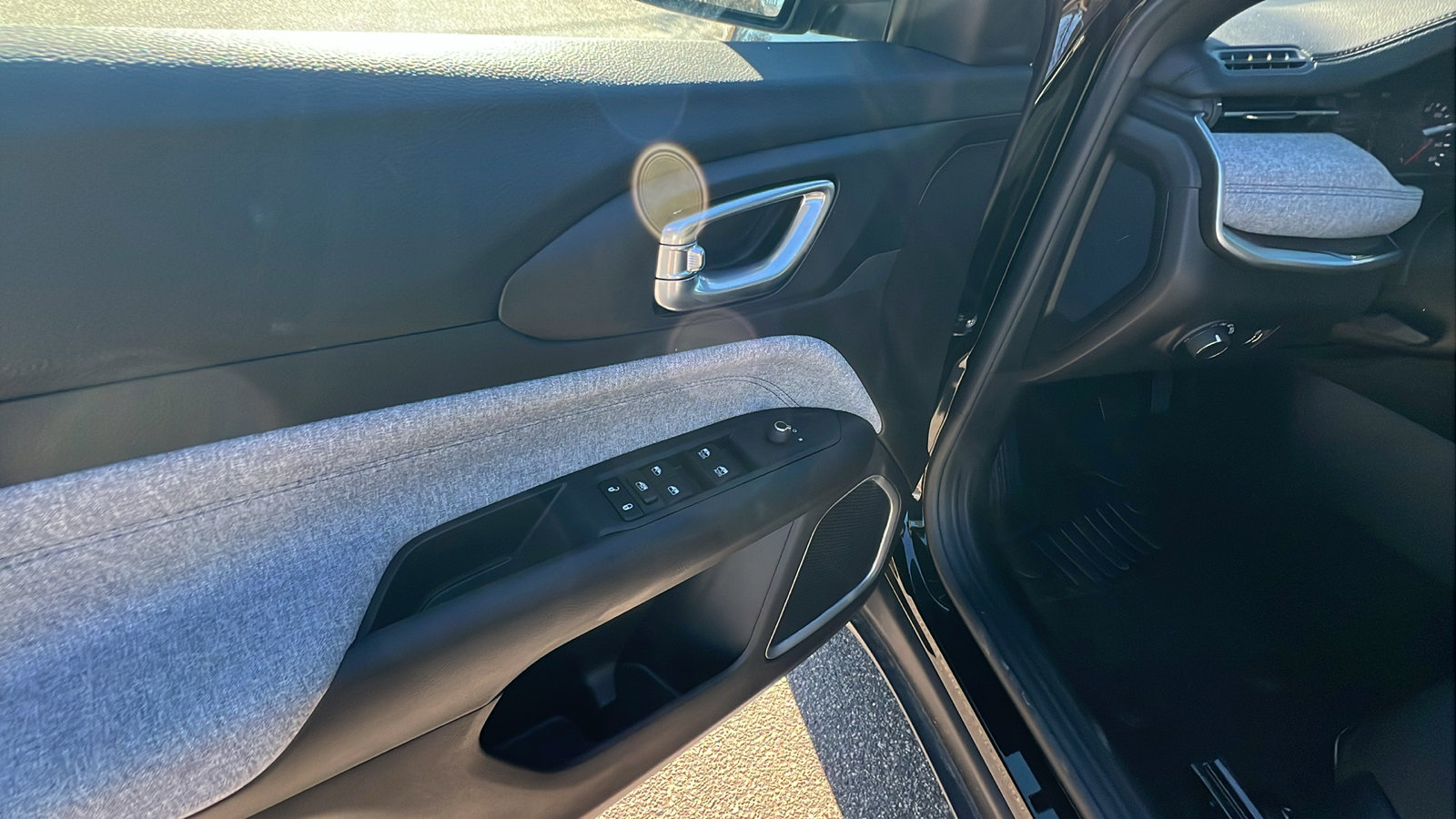 Certified 2025 Jeep Compass Sport image 15