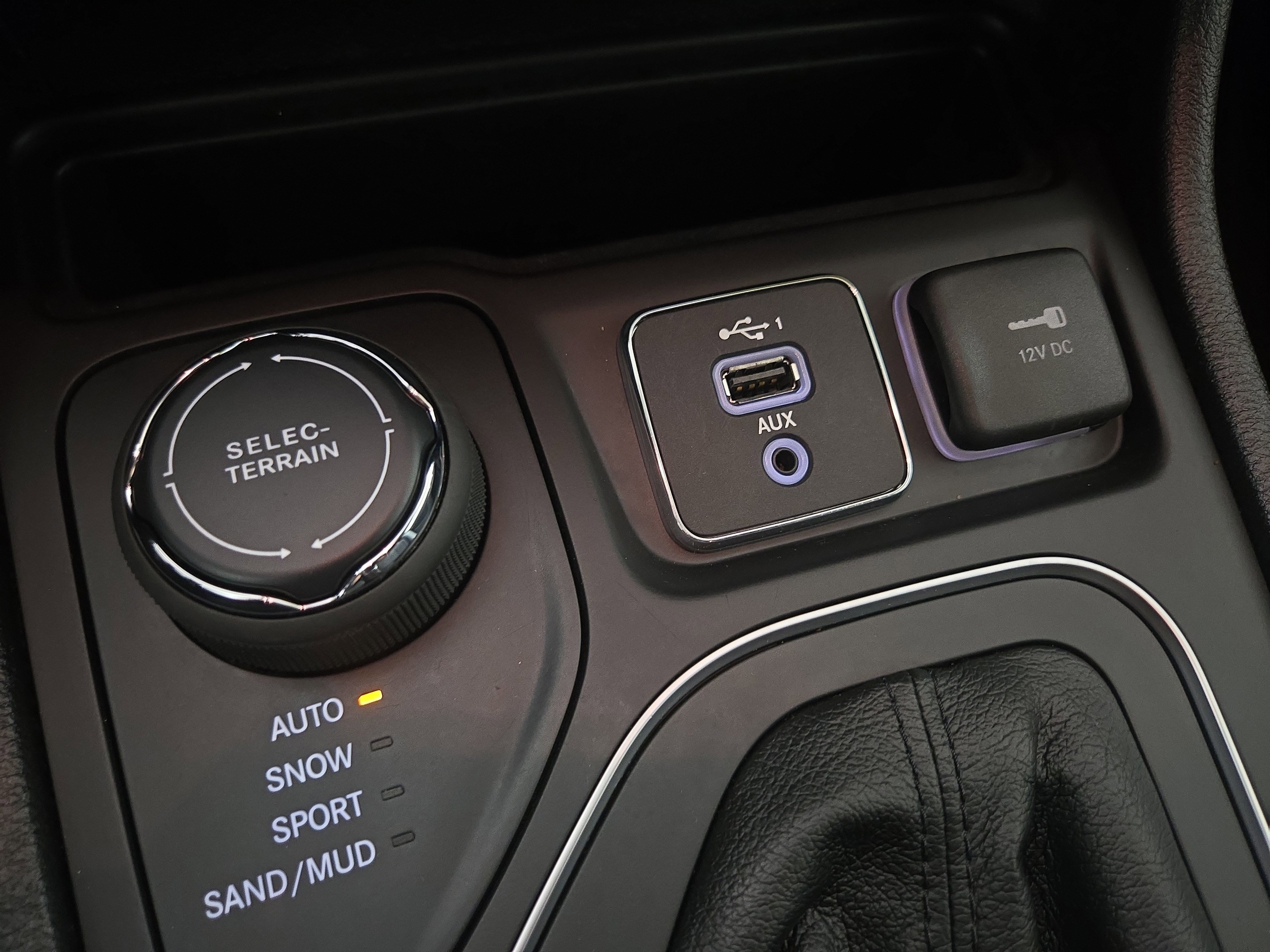 Used 2021 Jeep Cherokee Latitude AWD/4WD image 28