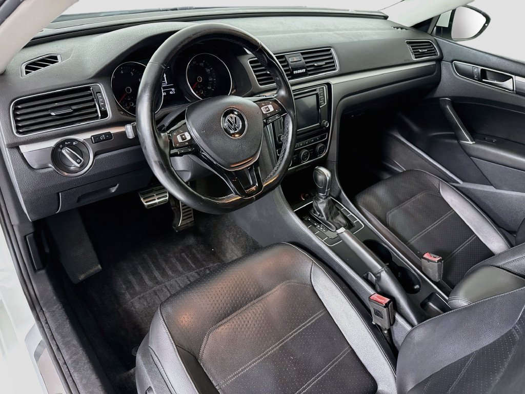Used 2018 Volkswagen Passat 2.0T R-Line w/ R-Line Lighting Package FWD image 9