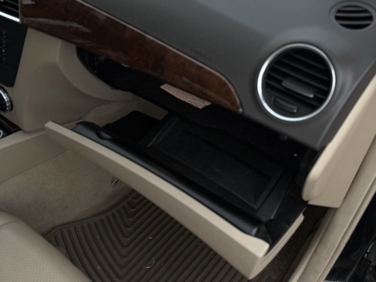 Used 2013 Mercedes-Benz C 300 4MATIC Sedan image 7