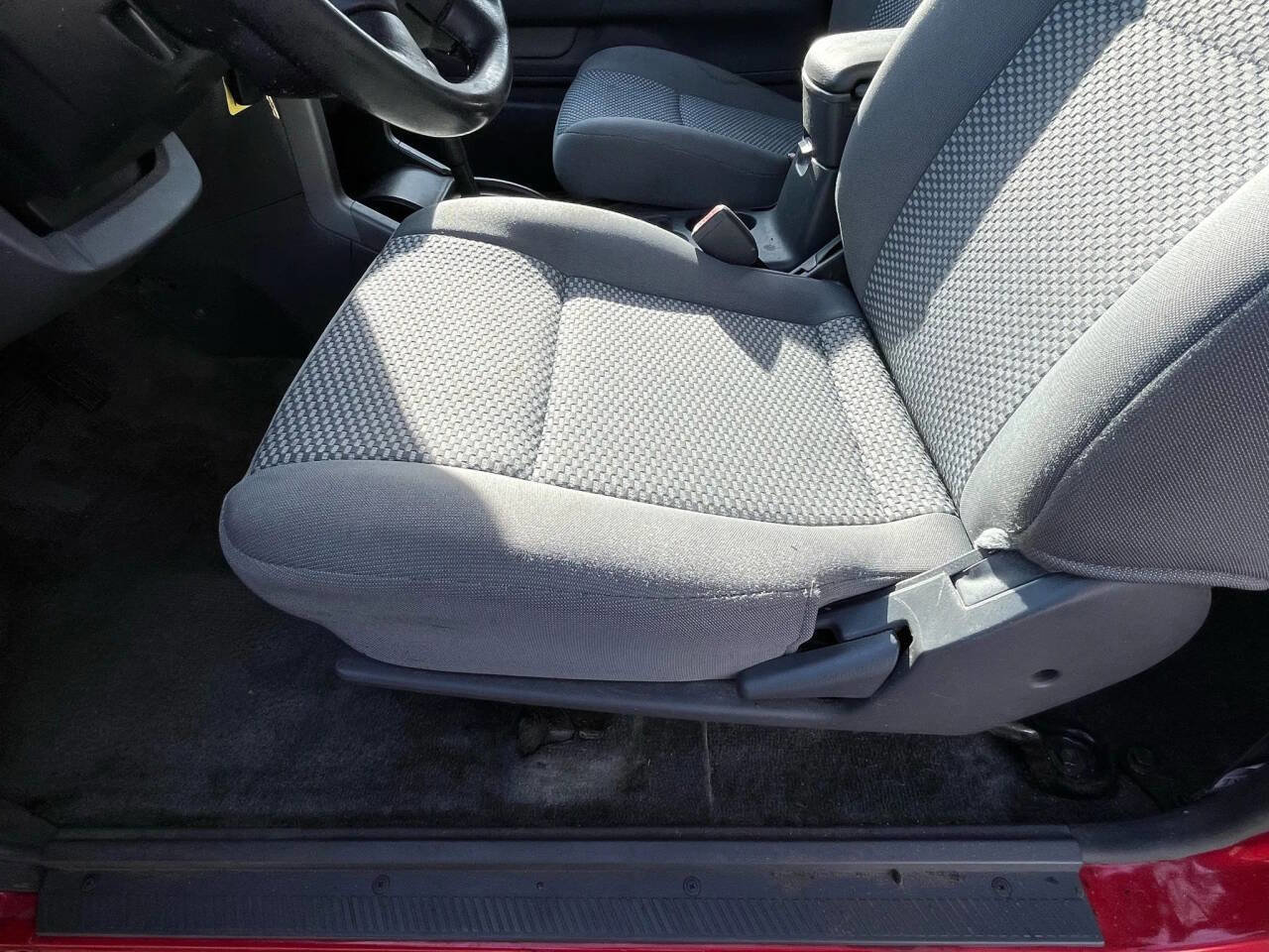 Used 2002 Nissan Frontier SE image 18