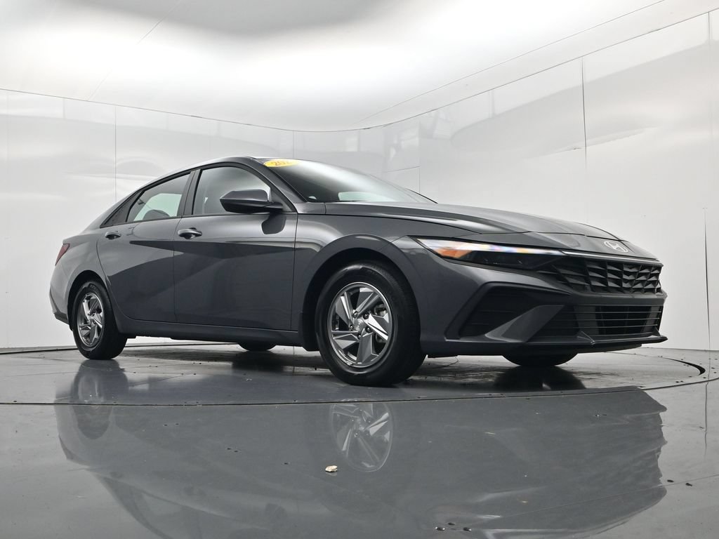 Used 2025 Hyundai Elantra SE FWD image 37