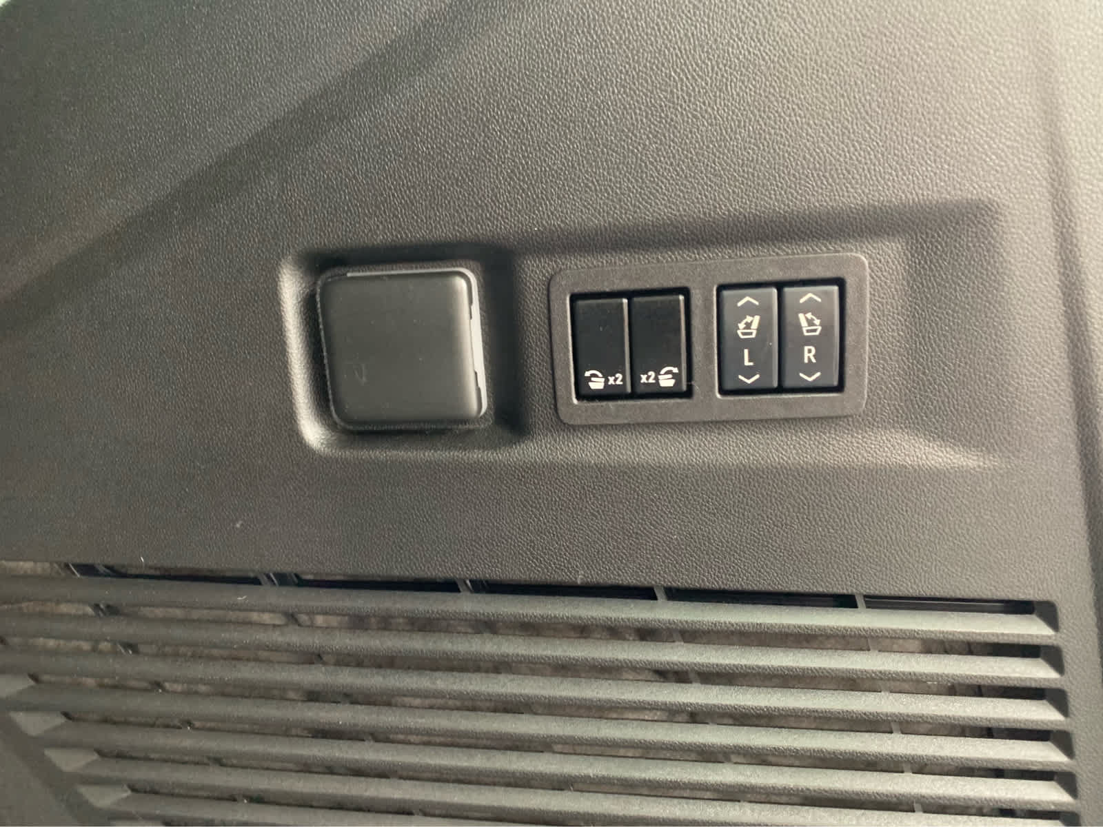 Used 2024 GMC Yukon Denali AWD/4WD image 7
