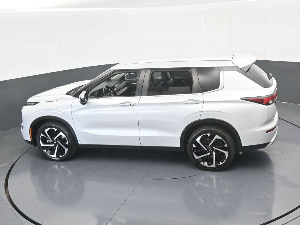 Used 2022 Mitsubishi Outlander SE image 54