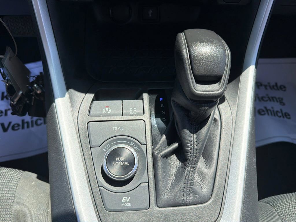 Used 2021 Toyota RAV4 LE w/ Carpet Mat Package (TMS) AWD/4WD image 13