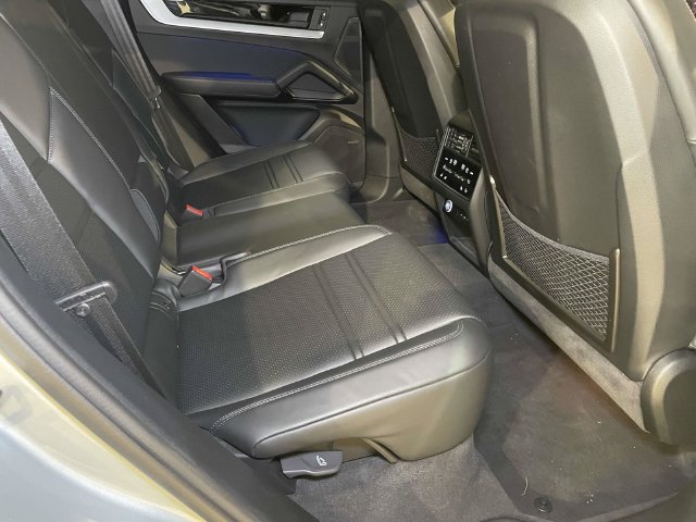 Certified 2025 Porsche Cayenne Coupe AWD/4WD image 22