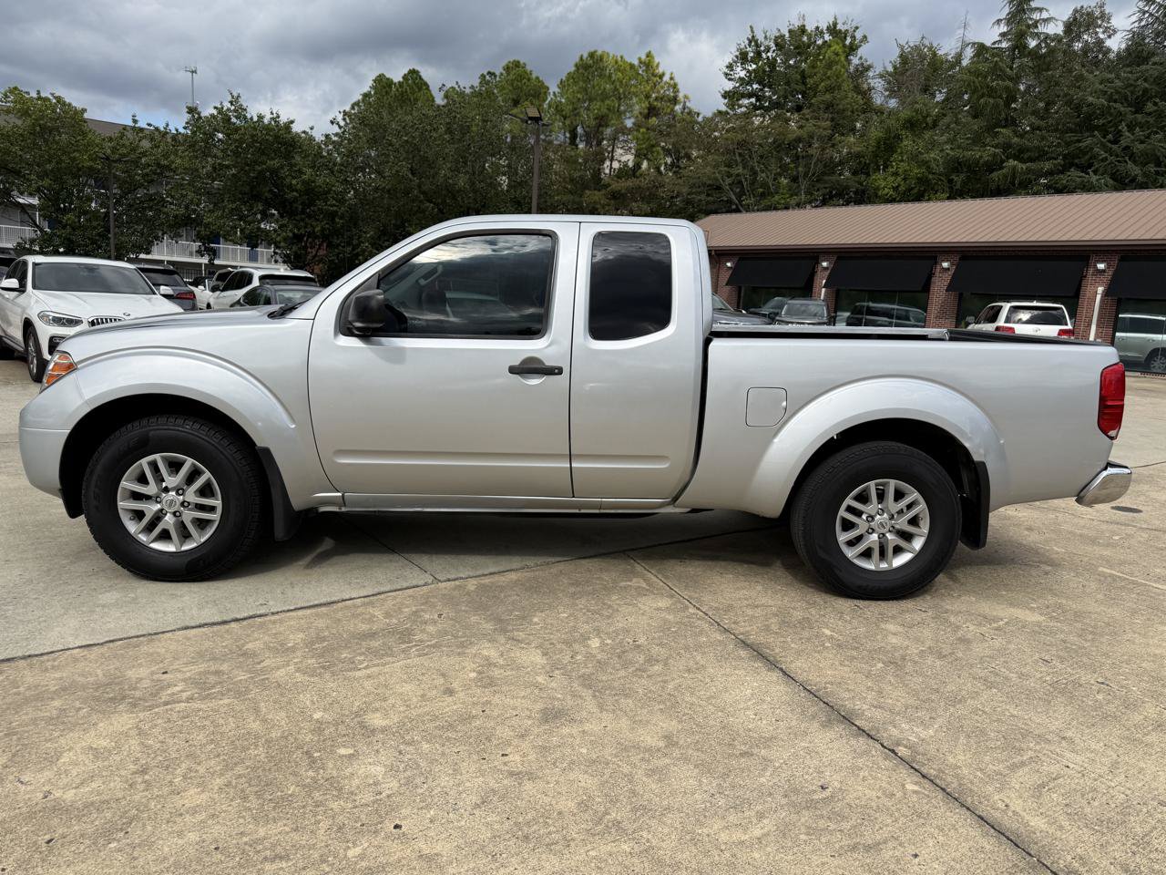 Used 2017 Nissan Frontier SV RWD image 2