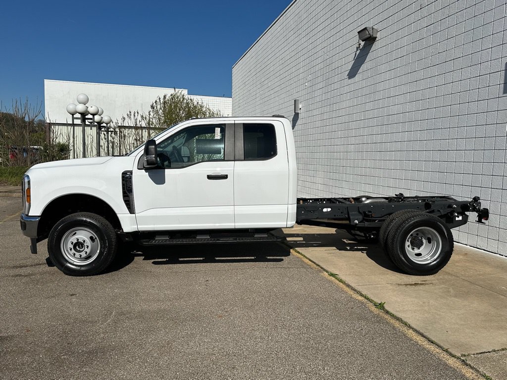 New 2026 Ford F350 XL w/ XL Chrome Package AWD/4WD image 2