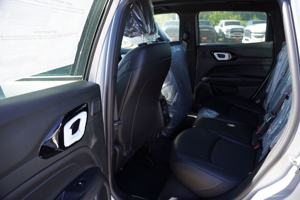 New 2025 Jeep Compass Latitude w/ Sun & Sound Group image 11