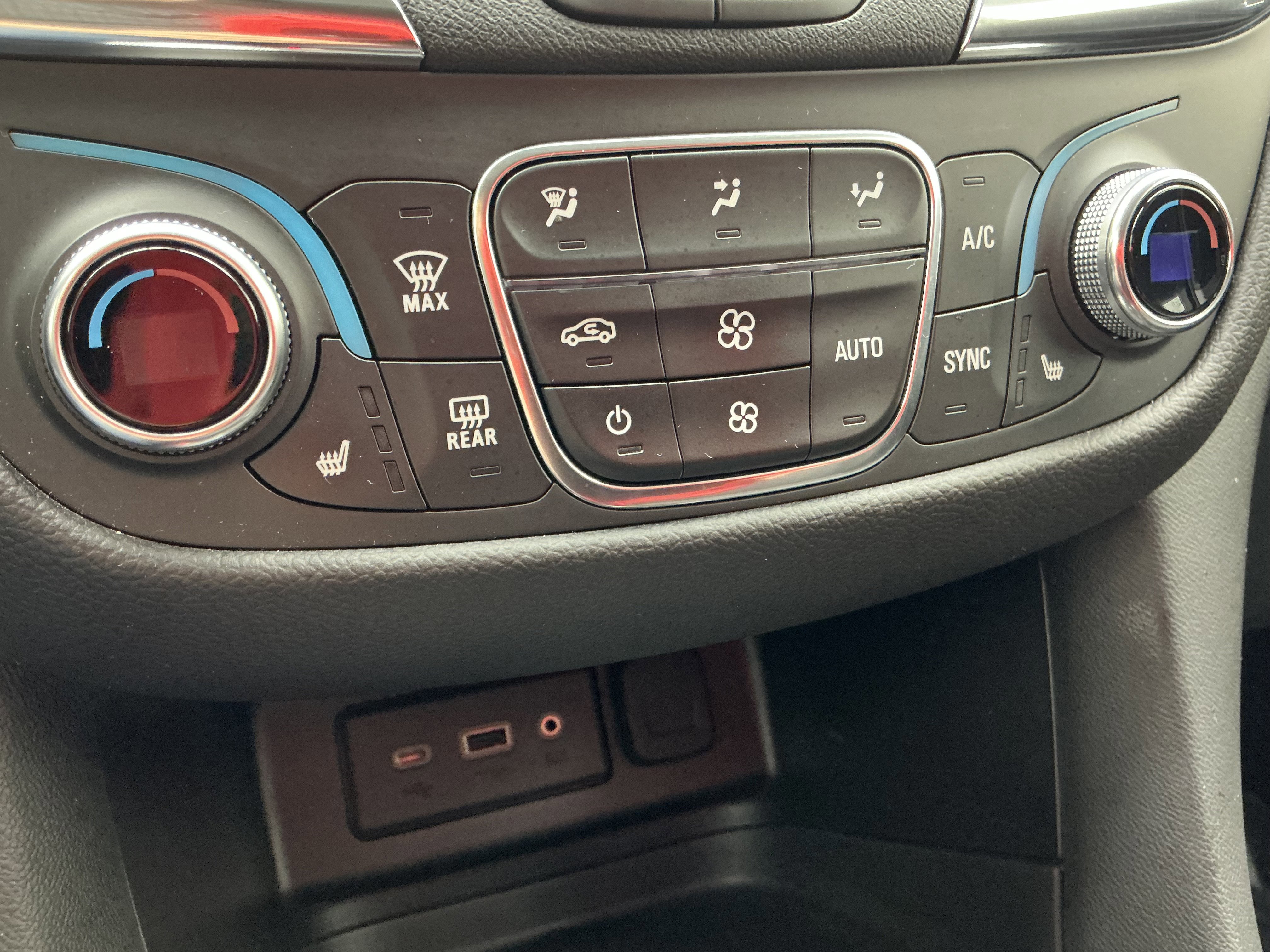 Used 2024 Chevrolet Equinox LT image 12