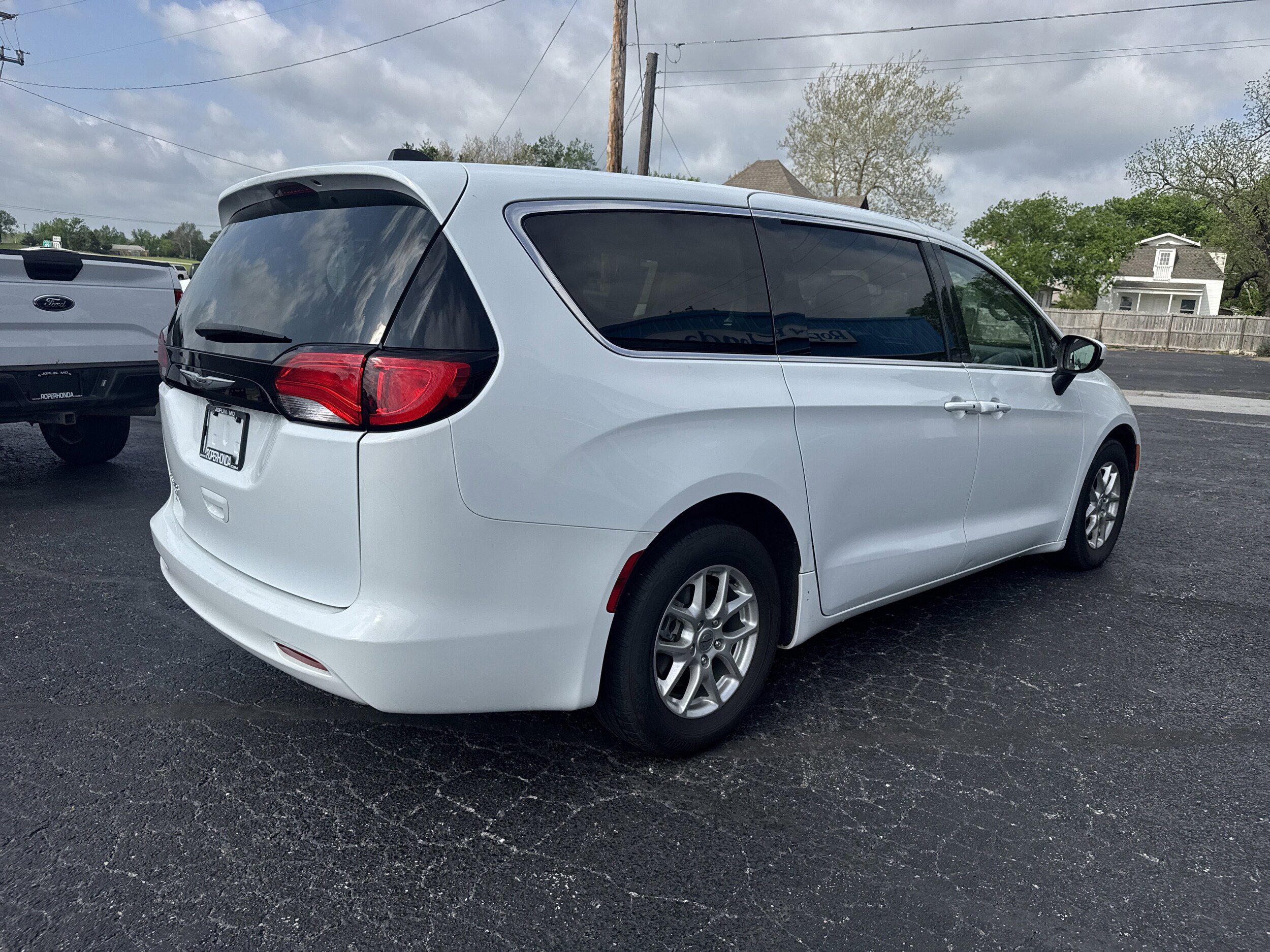 Used 2023 Chrysler Voyager LX image 11