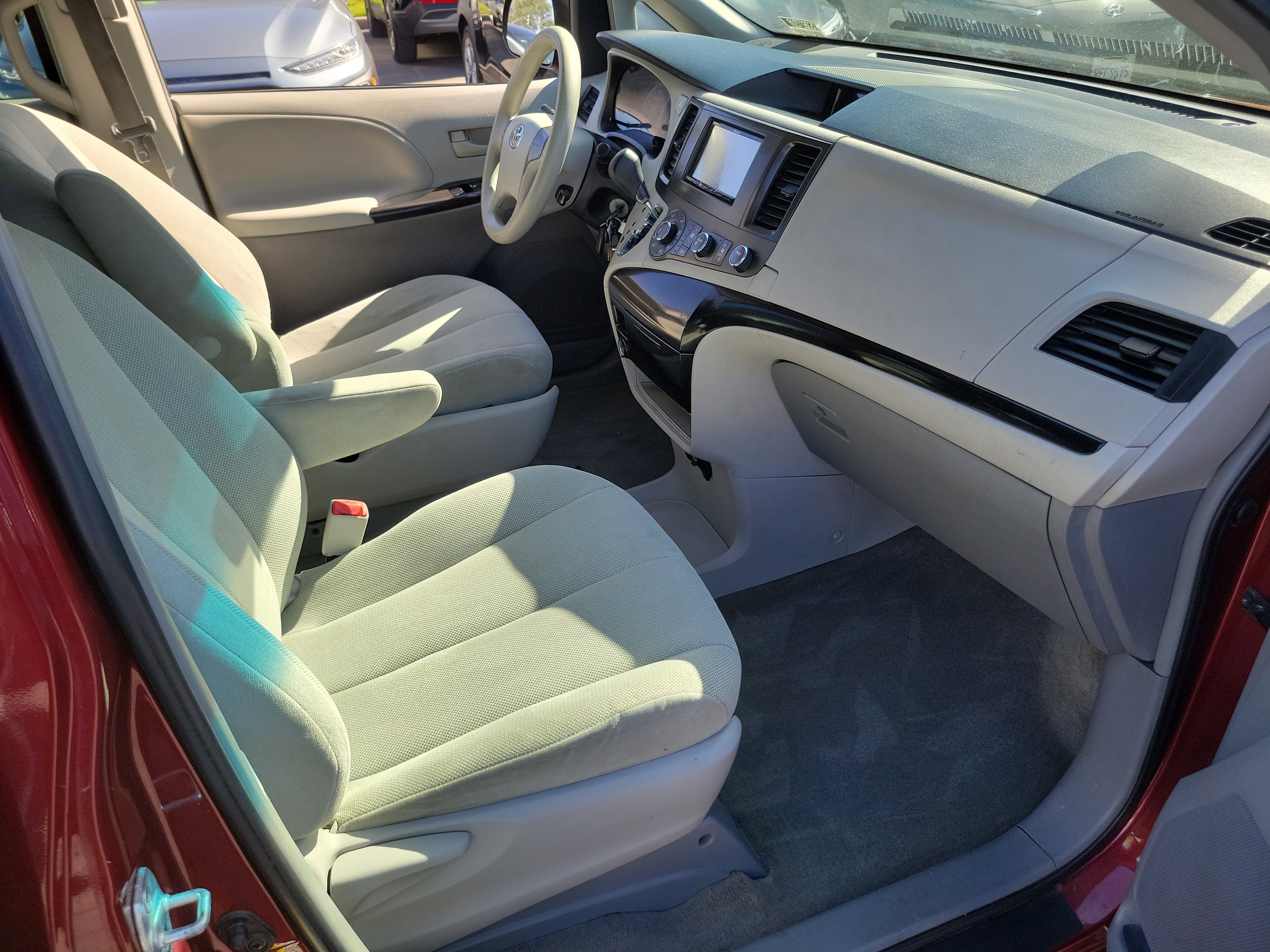 Used 2013 Toyota Sienna L w/ Towing Pkg image 19