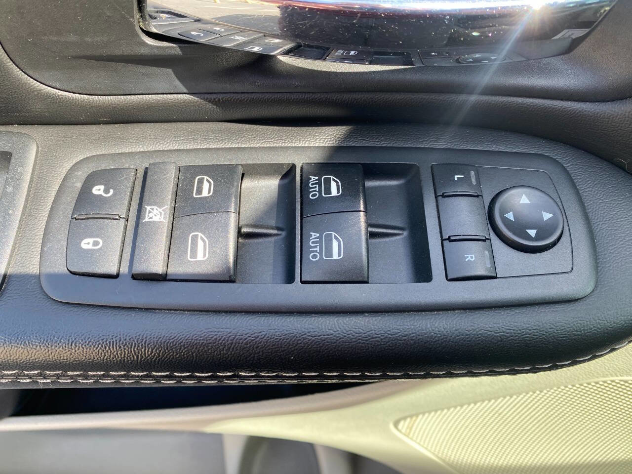 Used 2018 Dodge Grand Caravan SXT image 12