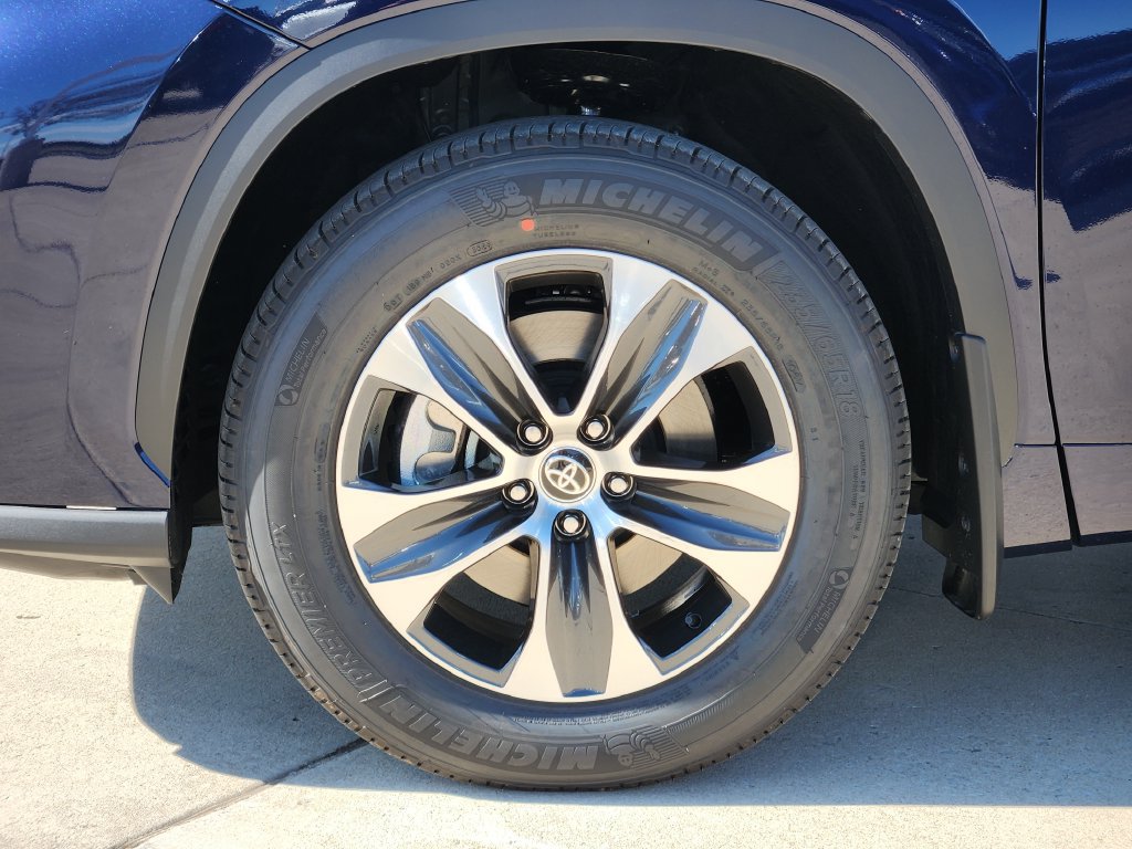 New 2026 Toyota Highlander AWD image 10