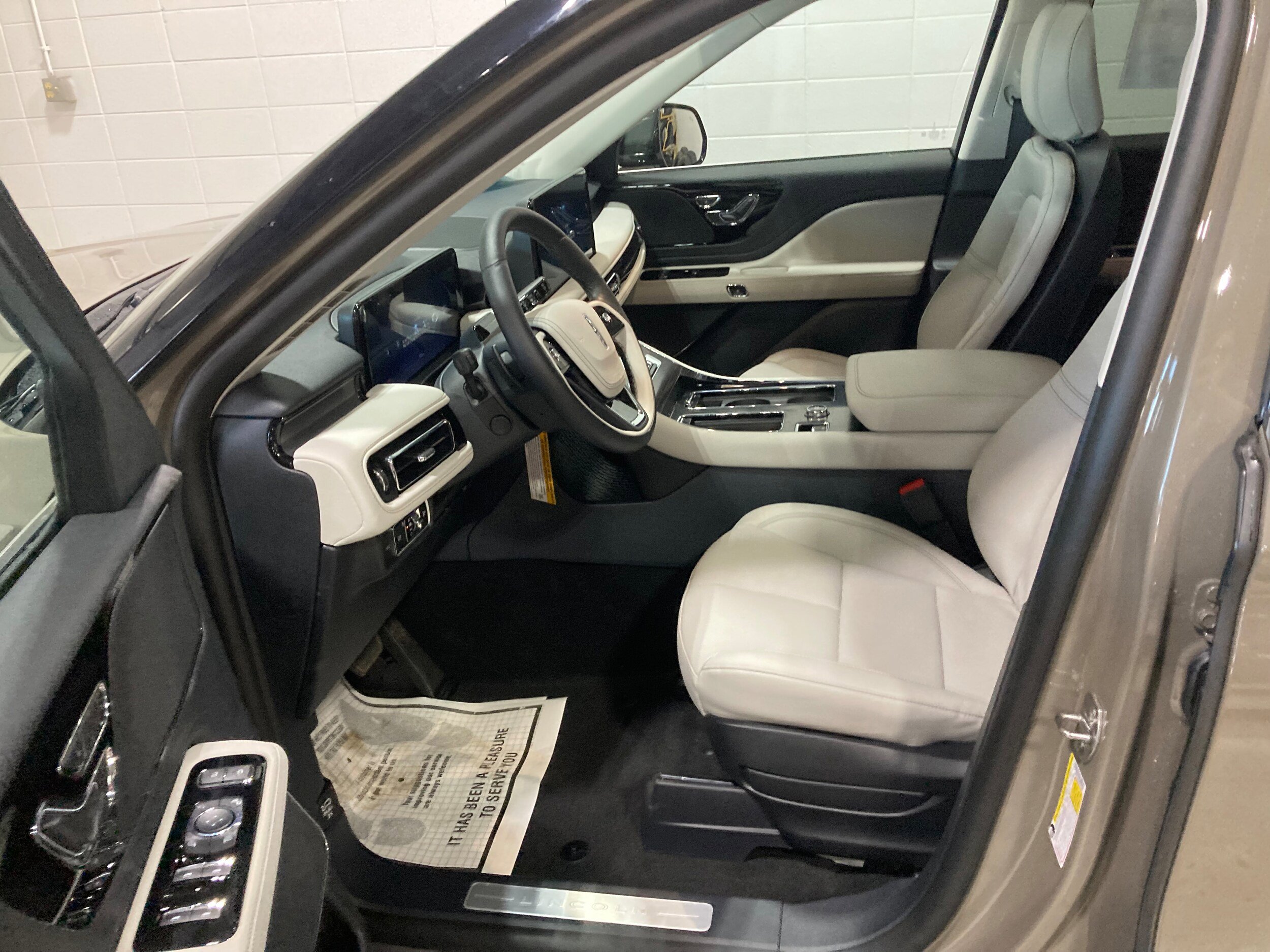 Used 2026 Lincoln Aviator AWD image 23