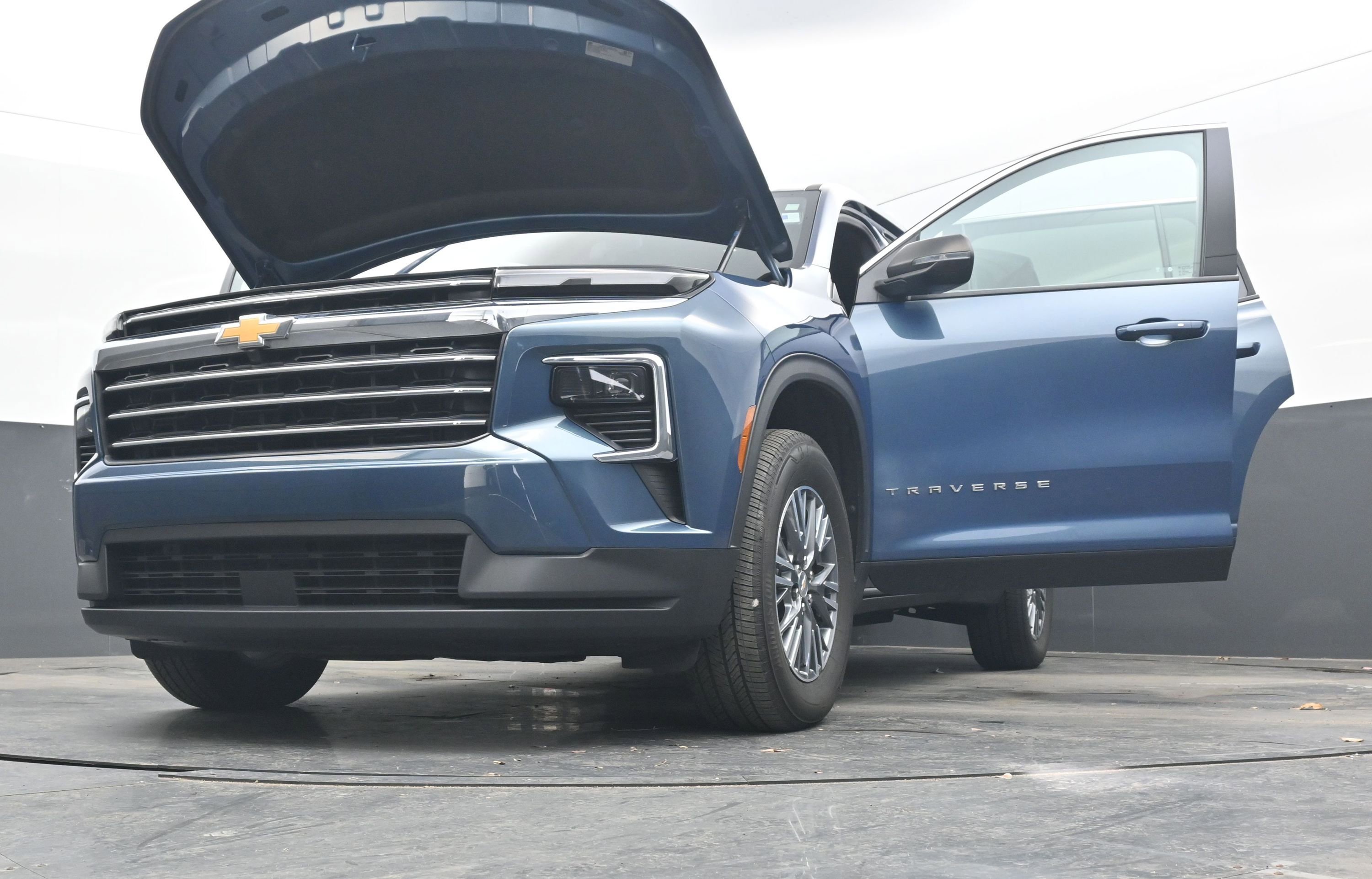 Used 2025 Chevrolet Traverse LT image 42