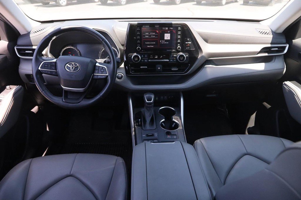 Used 2022 Toyota Highlander XLE AWD/4WD image 24