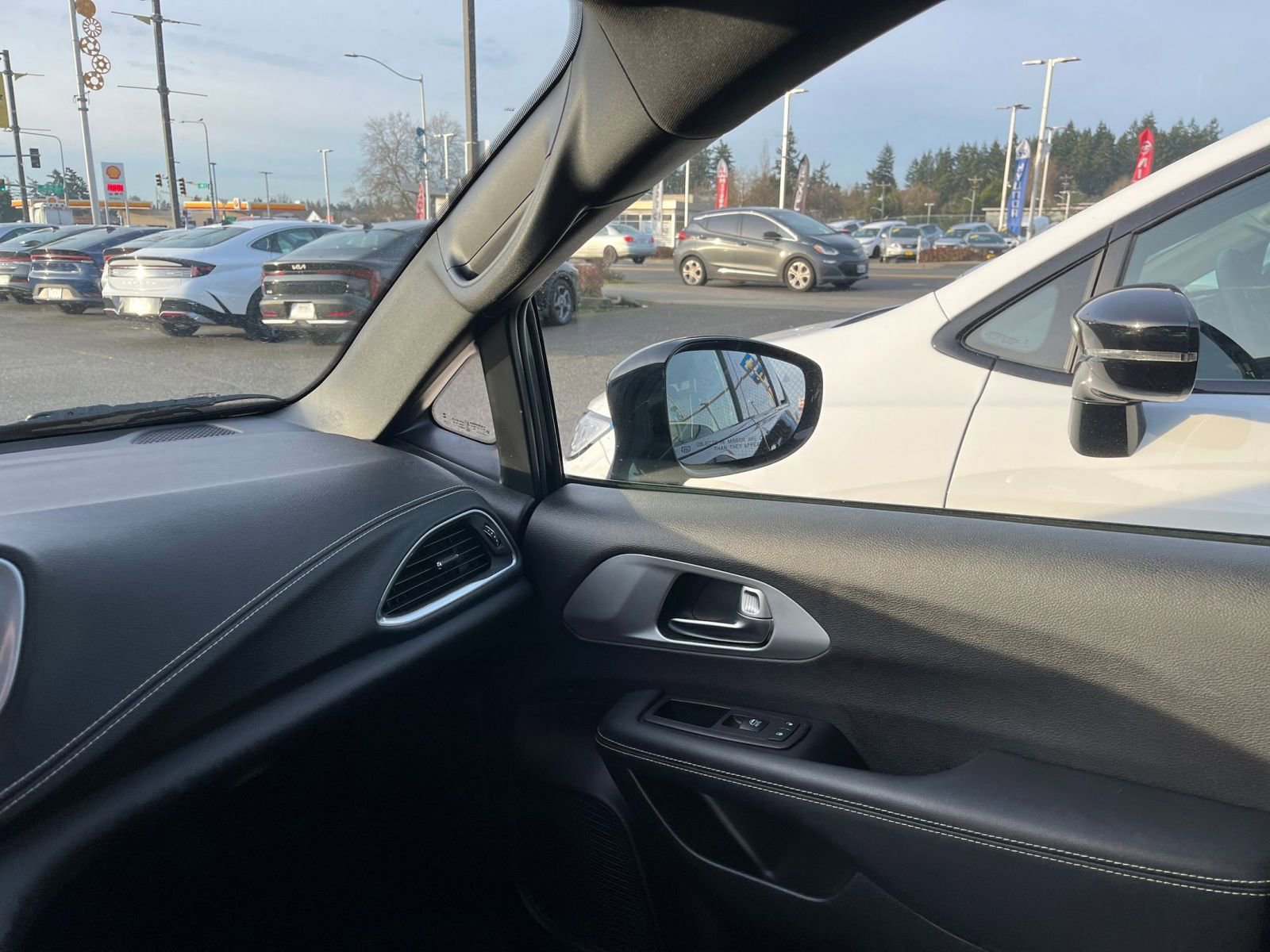 Used 2025 Chrysler Pacifica Limited image 40