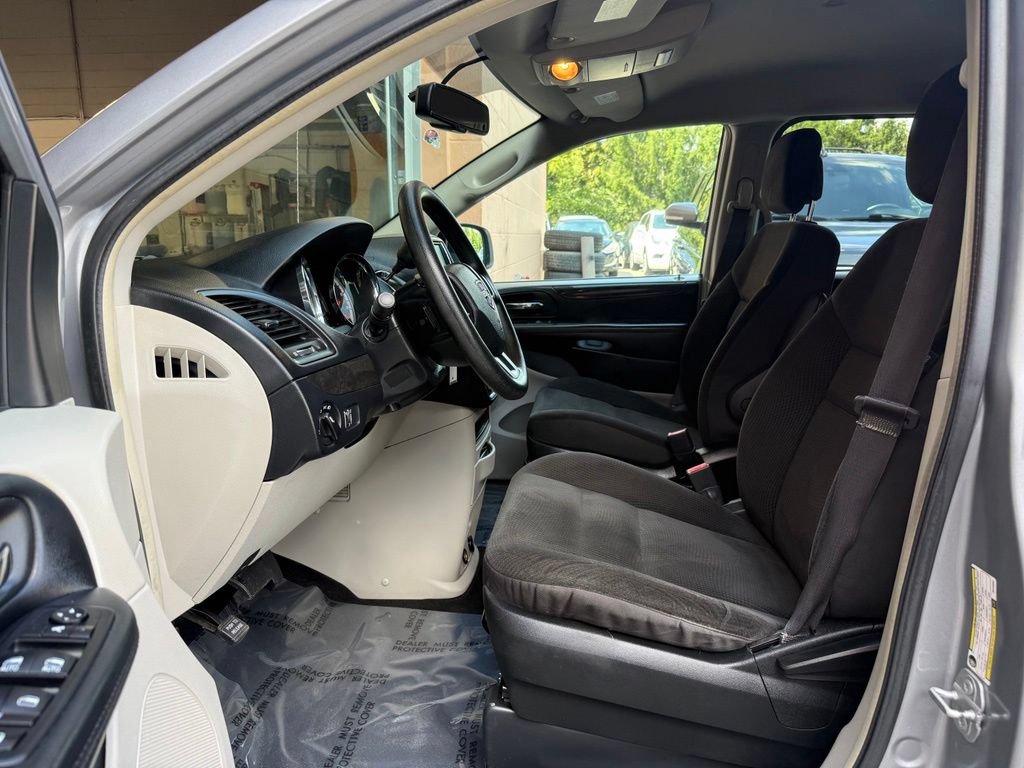 Used 2018 Dodge Grand Caravan SE w/ UConnect Hands-Free Group FWD image 9