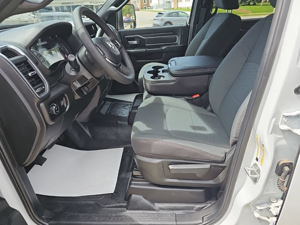 Used 2025 RAM 5500 4x4 Crew Cab image 9