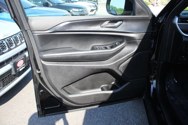 Used 2024 Jeep Grand Cherokee L Altitude AWD/4WD image 17