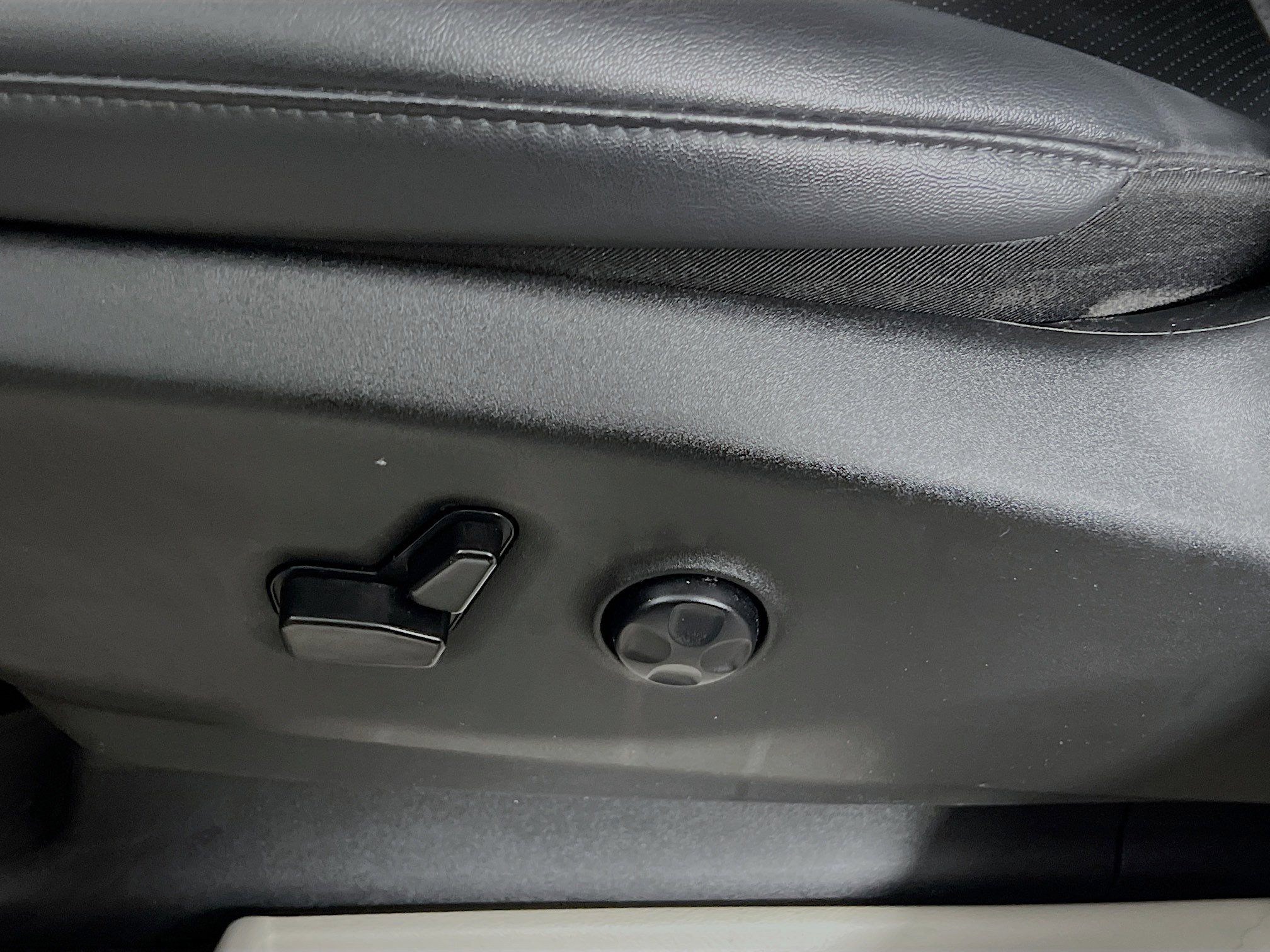 Used 2024 Chrysler Pacifica Touring-L image 16