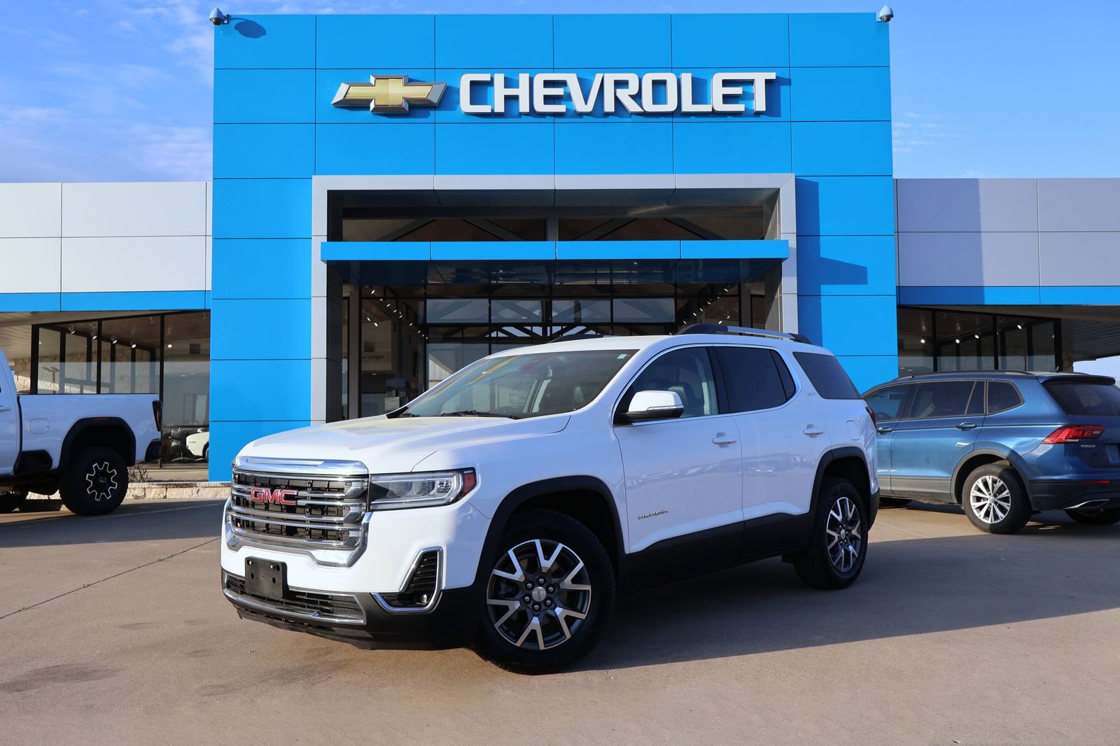 Used 2023 GMC Acadia SLT AWD/4WD image 1