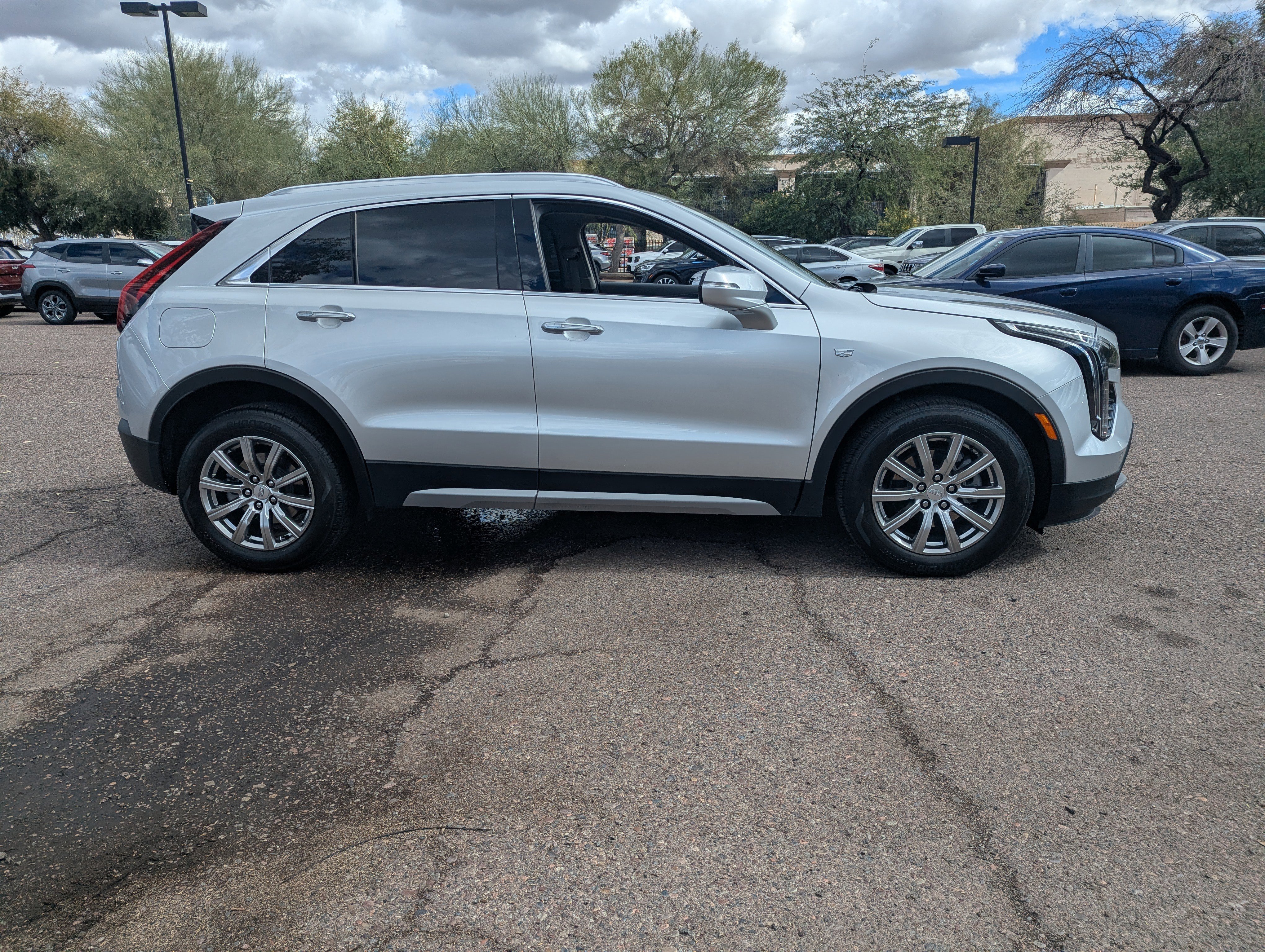 Used 2021 Cadillac XT4 Premium Luxury image 2