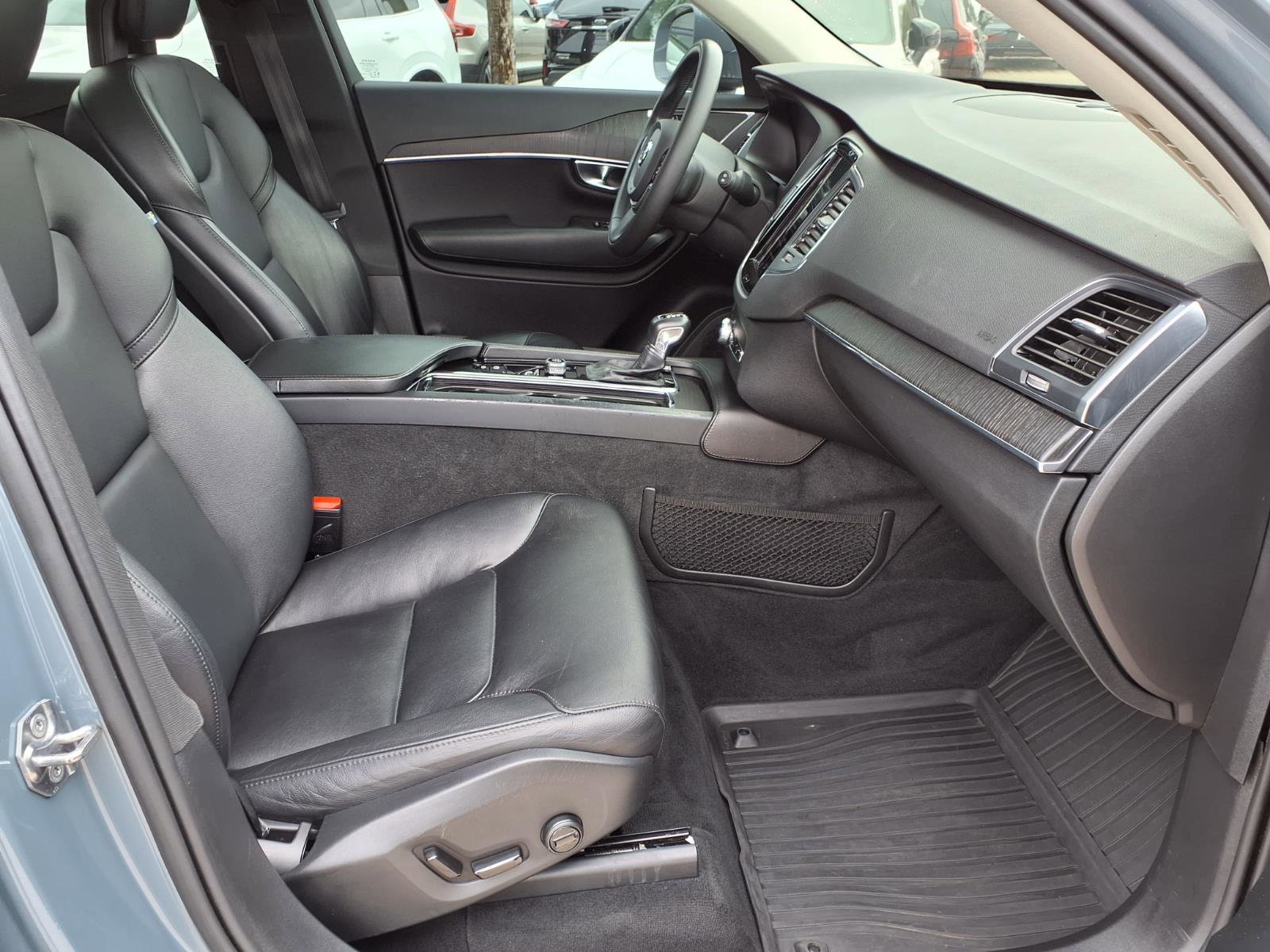 Used 2020 Volvo XC90 T5 Momentum w/ Protection Package Premier image 11