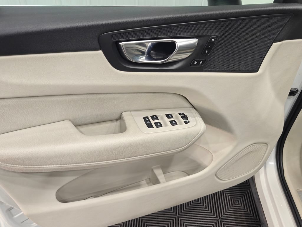 Used 2022 Volvo XC60 B5 Momentum AWD/4WD image 46
