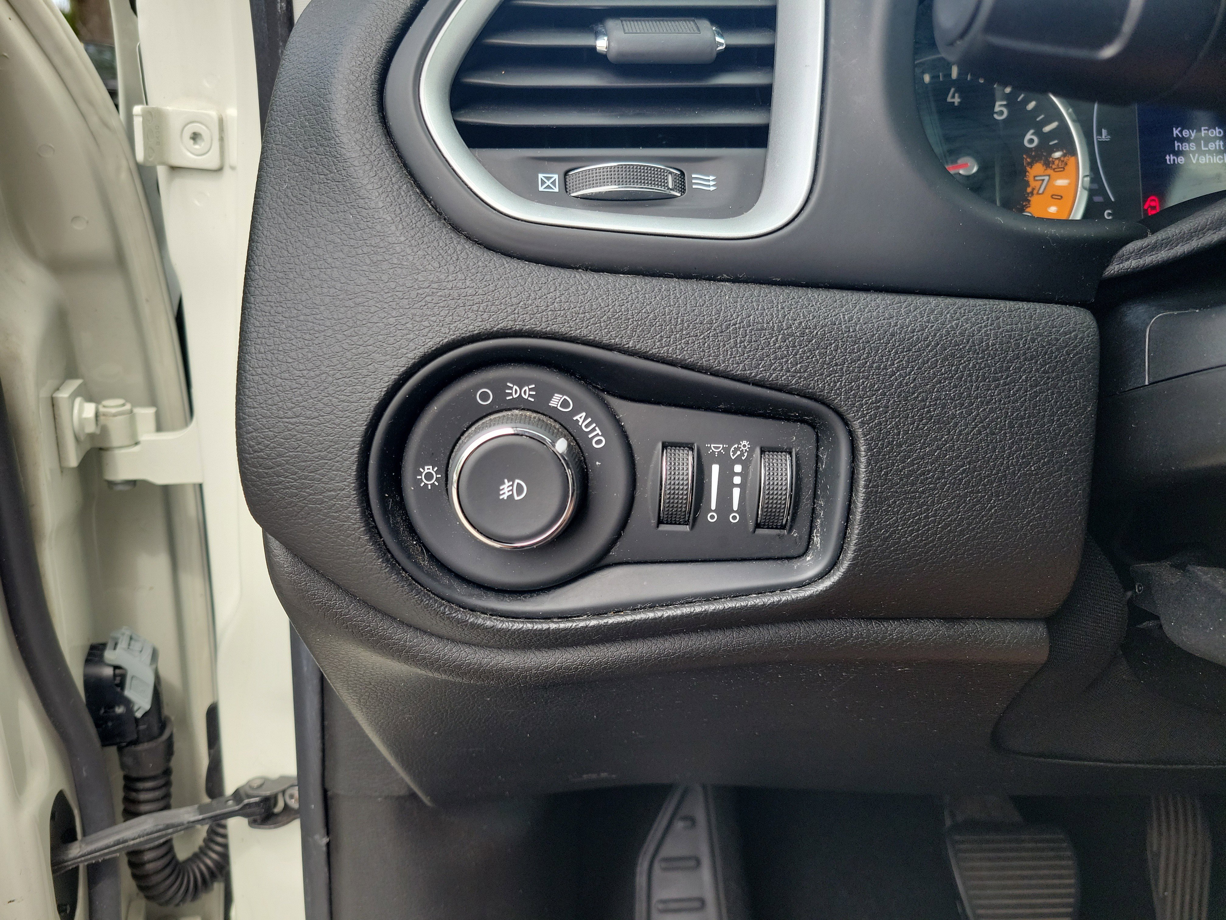 Used 2018 Jeep Renegade Latitude w/ Cold Weather Group image 10