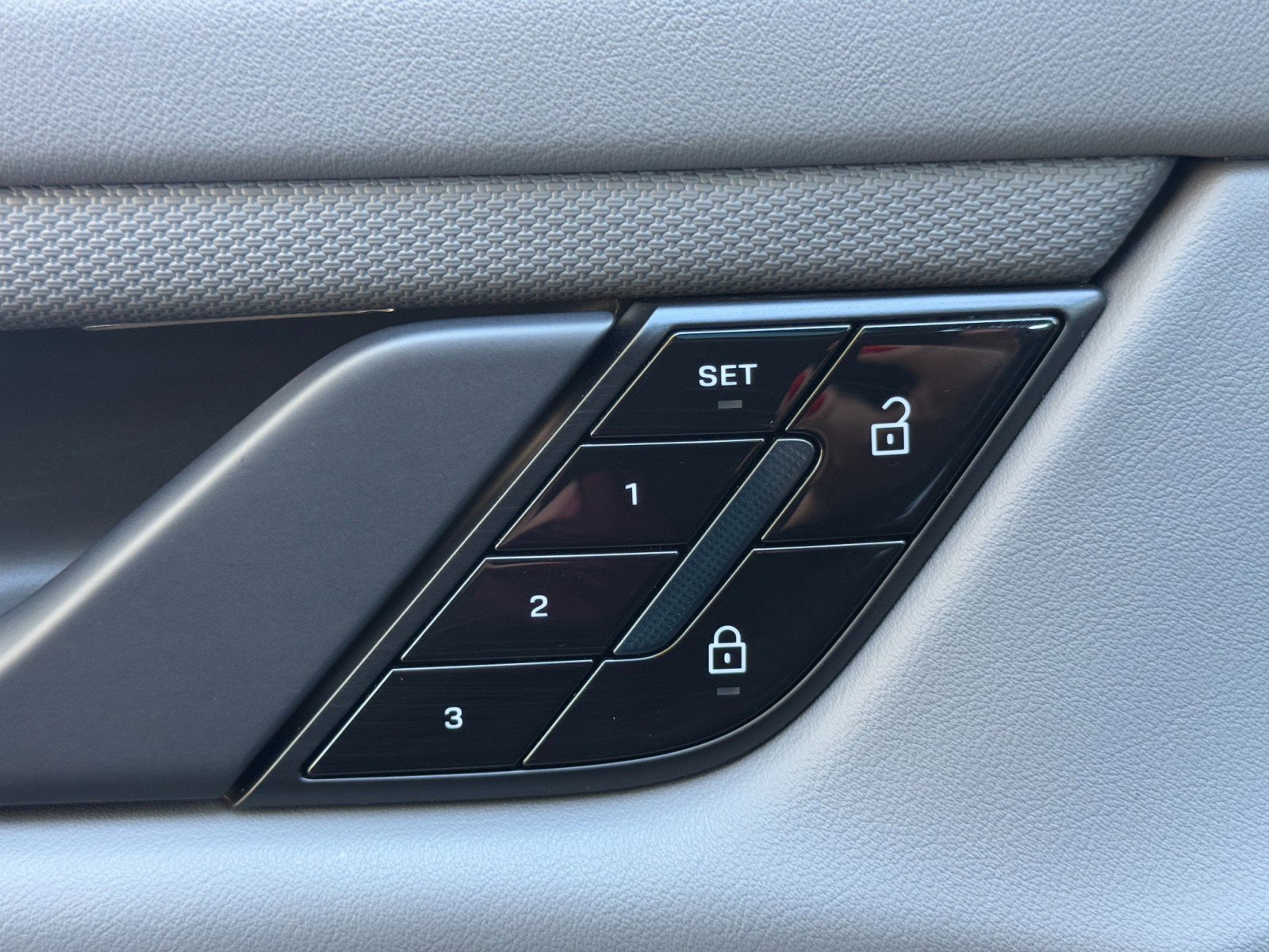 Used 2020 Porsche Taycan 4S image 19