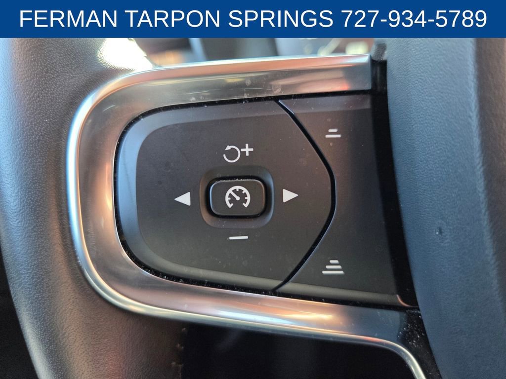 Used 2020 Volvo XC40 T5 Momentum w/ Premium Package image 29