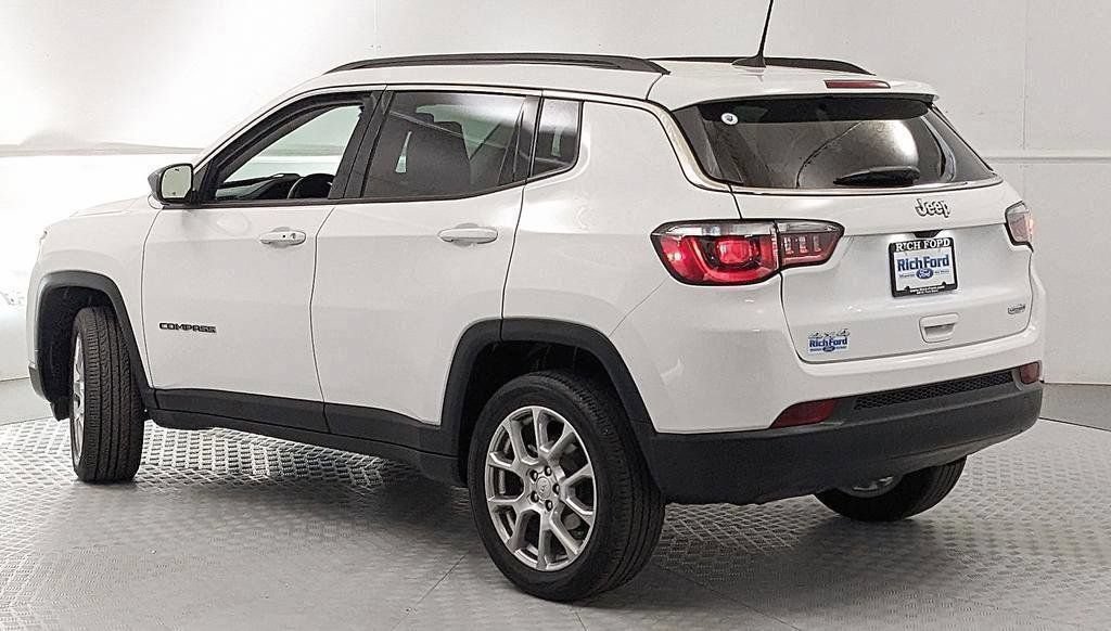 Used 2022 Jeep Compass Latitude w/ Sun and Sound Group AWD/4WD image 4