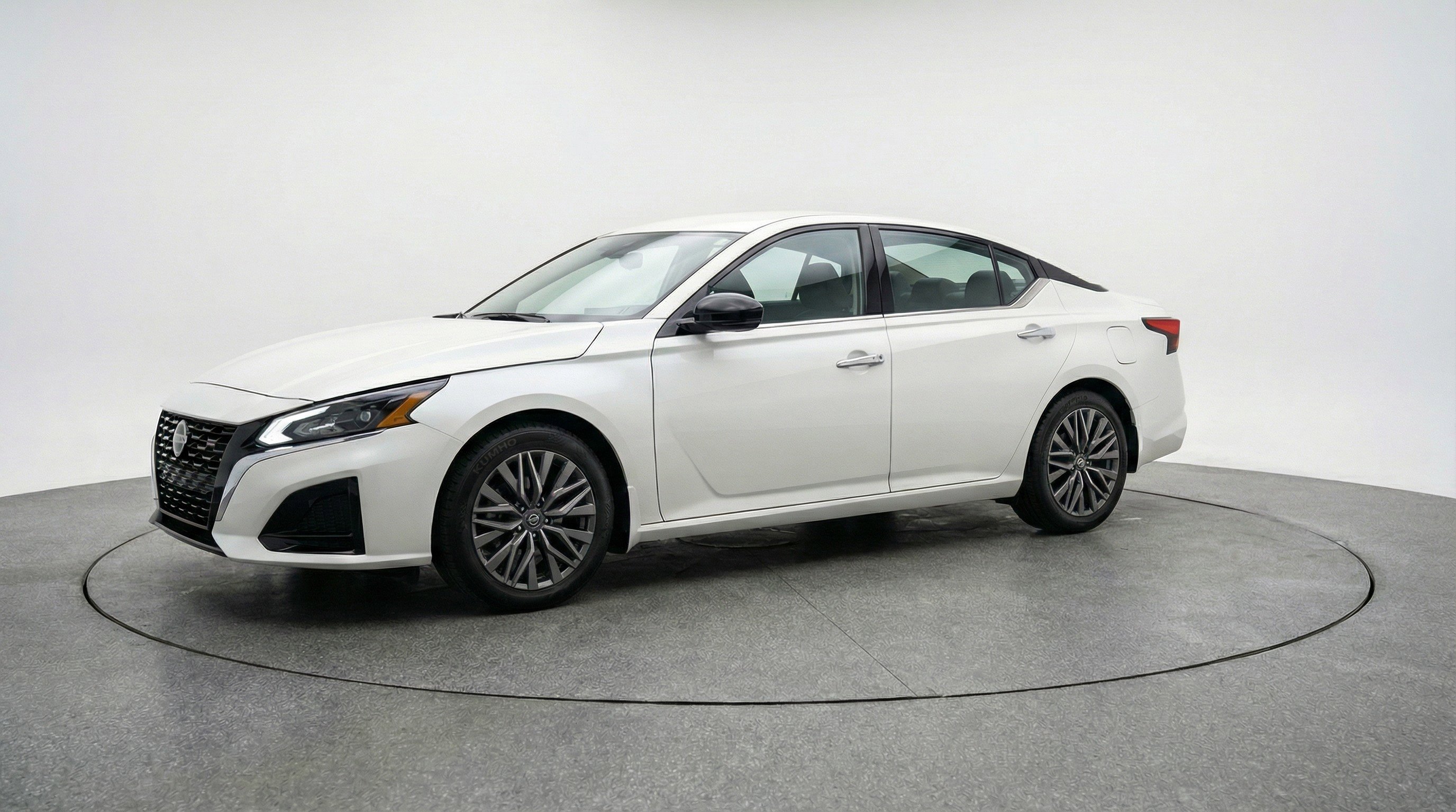 Used 2025 Nissan Altima 2.5 SV FWD image 3