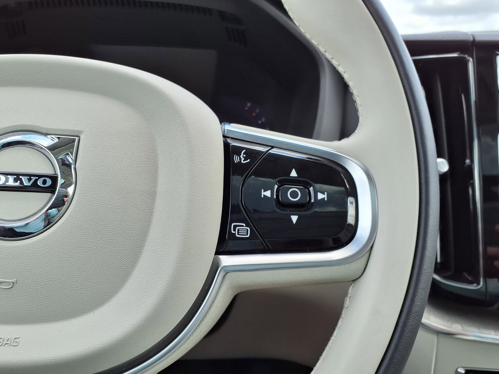 Certified 2023 Volvo XC60 B5 Ultimate w/ Climate Package AWD/4WD image 28