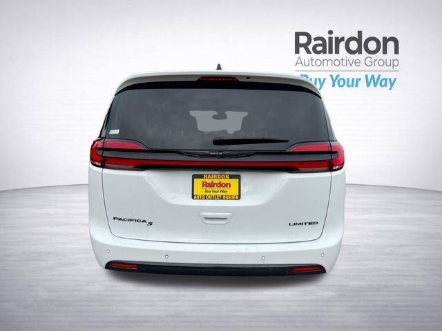 Used 2025 Chrysler Pacifica Limited image 8
