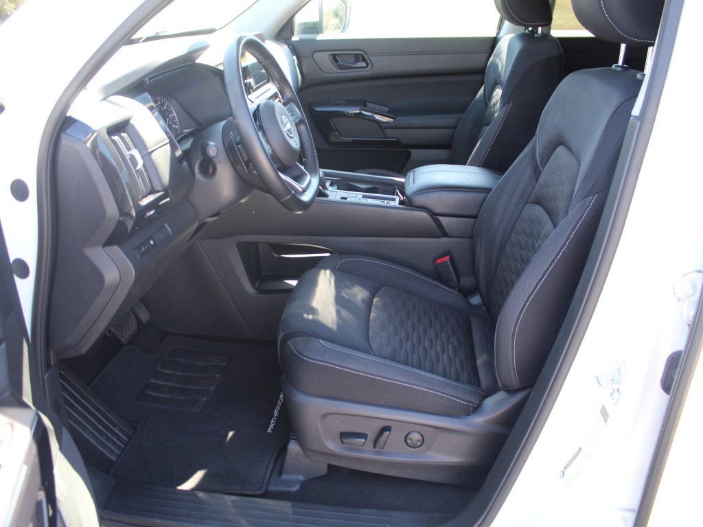 Used 2023 Nissan Pathfinder SV image 3
